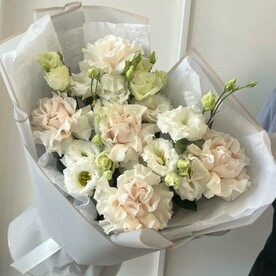 Авторский букет из нежной эустомы и розы Эквадор