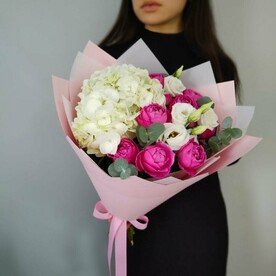 Букет из гортензии, ароматных пионовидных кустовых роз и эустомы с эвкалиптом
