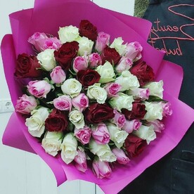 Красивый и яркий букет из 51 розы Кения