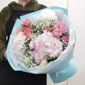 Букет для мамы «гортензия и розы»