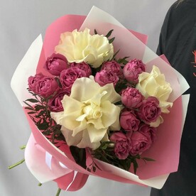 Букет с пионовидными и французскими розами «воздушные мечтания»