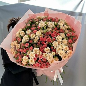 Букет из кустовой розы "Нежный микс"