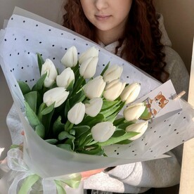 15 белых тюльпанов