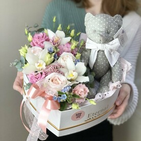 Композиция "Очаровашка"- с орхидеями, розой Эквадор и эустомой и плюшевым мишкой