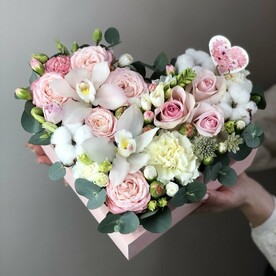 Композиция "Признание"- с орхидеей и кустовой пионовидной розой