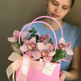 Сумочка с розовыми орхидеями и эвкалиптом