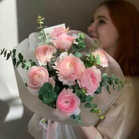 Букет ранункулюсов с эвкалиптом