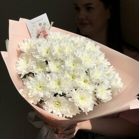 Нежный букет белых хризантем