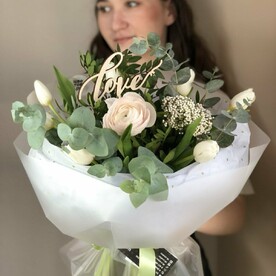 Букет "Невероятная"- с ранункулюсом, тюльпанами и эвкалиптом
