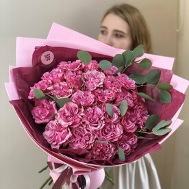 Букет кружевных пионовидных роз с эвкалиптом