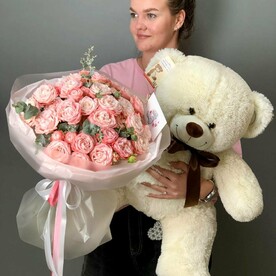 Букет кустовых пионовидных роз + мишка