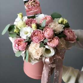 Нежный букет  с кустовой розой Джульет и эустомой