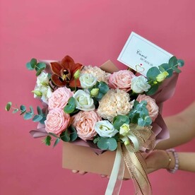 Нежный букет в конверте с эустомой и орхидеей для ЛЮБИМОЙ