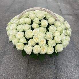 Белая роза в корзине