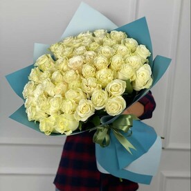 Белые розы с дизайнерской упаковке