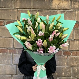 Лилия с дизайнерской упаковки