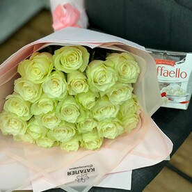 25 белых роз + Raffaelo