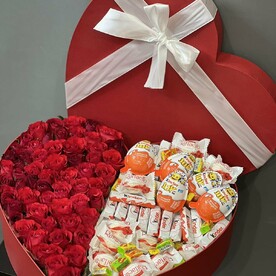 Коробка из роз и киндеров