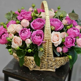 Корзина пионовидных роз