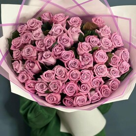 Букет из 51 розы в дизайнерской упаковке