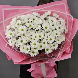 Букет из ромашковой хризантемы в дизайнерской упаковке
