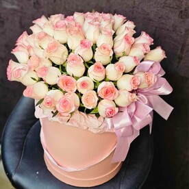 Розовая коробочка с розами