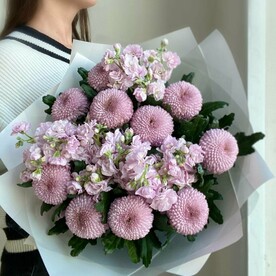 Ароматный букет с хризантемами и маттиолой