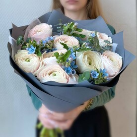 Ранункулюсы с веточками эвкалипта