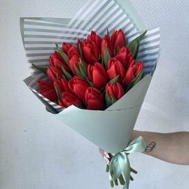 Красные тюльпаны в стильном оформлении