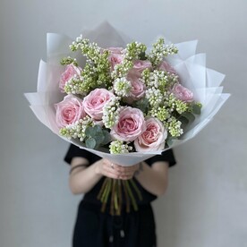 Ароматный букет с сиренью и пионовидными розами