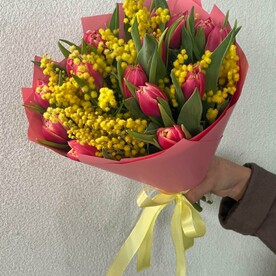 Тюльпаны и мимоза