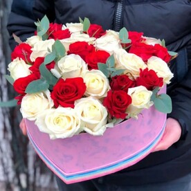 Композиция из микс роз в форме сердца 💕