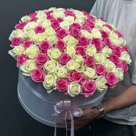 Коробка из белых и розовых роз