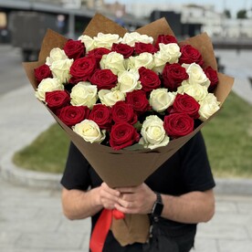Букетик из красных и белых роз
