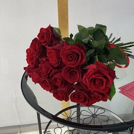 Букет из 15 красных роз Эквадор на ленте
