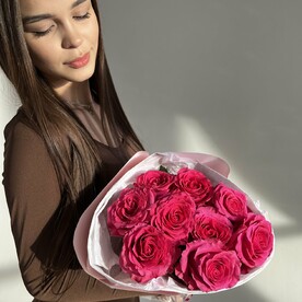 Букет из 9 ярко- розовых роз Эквадор