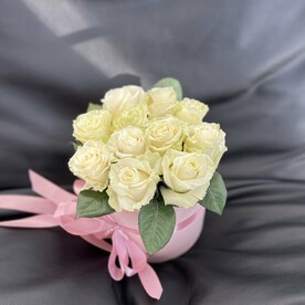 9 белых роз Эквадор в коробке