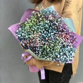 Букет из радужной гипсофилы с оформлением