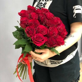 Букет из 21 красной розы с атласной лентой