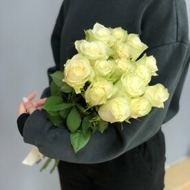 Букет из 15 белых роз с атласной лентой