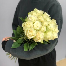 Букет из 17 белых роз с атласной лентой