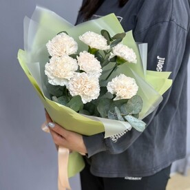 Букет из 7 диантусов с эвкалиптом