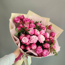 Букет из пионовидных кустовых роз