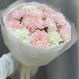 Букет сборный из хризантем и диантусов