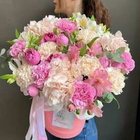 Цветы в коробке объемные красивые пионовидные и стильные для любого праздника эффектный подарок