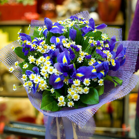 Букет из ромашек и ирисов"Летняя прохлада"