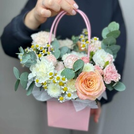 Милая цветочная композиция в сумочке