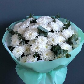 Букет из 11-ти хризантем в лазурной упаковке