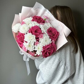 Букет с французскими розами, хризантемой и диантусами #014