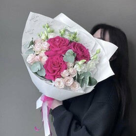 Букет с розами, лизиантусом и эвкалиптом #029